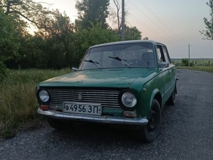 ВАЗ 2101 1975 у Новомосковске на Automoto.ua Зелений ВАЗ 2101, об'ємом двигуна 0 л та пробігом 60 тис. км за 339 $, фото 1 на Automoto.ua