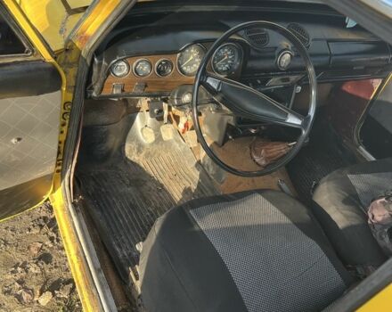 Желтый ВАЗ 2103, объемом двигателя 1.5 л и пробегом 100 тыс. км за 833 $, фото 4 на Automoto.ua