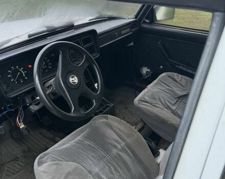 Белый ВАЗ 2105, объемом двигателя 1.5 л и пробегом 1 тыс. км за 426 $, фото 5 на Automoto.ua