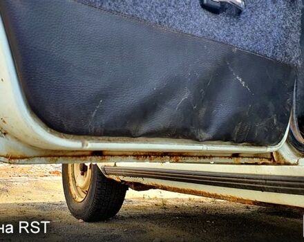 Белый ВАЗ 2105, объемом двигателя 1.5 л и пробегом 500 тыс. км за 300 $, фото 5 на Automoto.ua