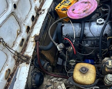 Білий ВАЗ 2105, об'ємом двигуна 1.5 л та пробігом 230 тис. км за 450 $, фото 3 на Automoto.ua