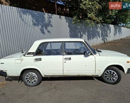 Белый ВАЗ 2105, объемом двигателя 1.5 л и пробегом 300 тыс. км за 700 $, фото 2 на Automoto.ua