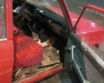 Красный ВАЗ 2105, объемом двигателя 0 л и пробегом 999 тыс. км за 800 $, фото 6 на Automoto.ua