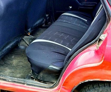 Красный ВАЗ 2105, объемом двигателя 1.5 л и пробегом 200 тыс. км за 900 $, фото 2 на Automoto.ua