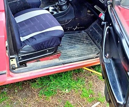 Красный ВАЗ 2105, объемом двигателя 1.5 л и пробегом 200 тыс. км за 900 $, фото 4 на Automoto.ua