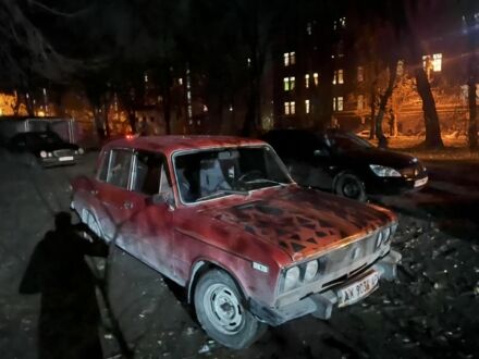 Красный ВАЗ 2105, объемом двигателя 1.5 л и пробегом 300 тыс. км за 284 $, фото 1 на Automoto.ua