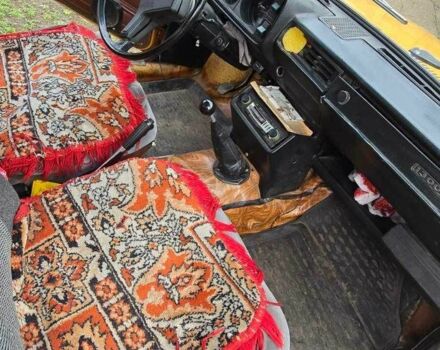 Желтый ВАЗ 2105, объемом двигателя 1.3 л и пробегом 300 тыс. км за 551 $, фото 2 на Automoto.ua