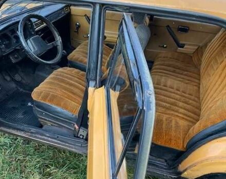 Желтый ВАЗ 2105, объемом двигателя 1.3 л и пробегом 270 тыс. км за 443 $, фото 6 на Automoto.ua