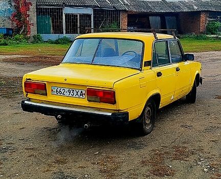 Желтый ВАЗ 2105, объемом двигателя 1.3 л и пробегом 777 тыс. км за 360 $, фото 2 на Automoto.ua