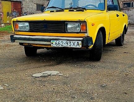 Желтый ВАЗ 2105, объемом двигателя 1.3 л и пробегом 777 тыс. км за 360 $, фото 1 на Automoto.ua