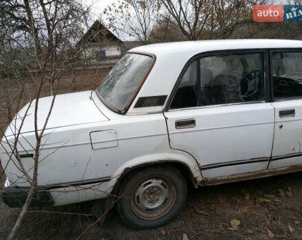 Белый ВАЗ 2107, объемом двигателя 1.5 л и пробегом 180 тыс. км за 471 $, фото 4 на Automoto.ua