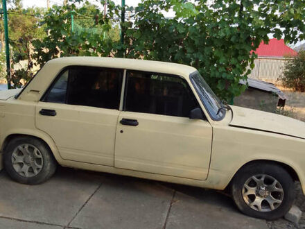 ВАЗ 2107 1983 у Кривому Розі на Automoto.ua Бежевий ВАЗ 2107, об'ємом двигуна 0 л та пробігом 160 тис. км за 800 $, фото 1 на Automoto.ua