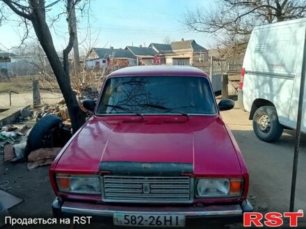 ВАЗ 2107 1984 в Первомайск на Automoto.ua Красный ВАЗ 2107, объемом двигателя 15 л и пробегом 0 тыс. км за 800 $, фото 1 на Automoto.ua
