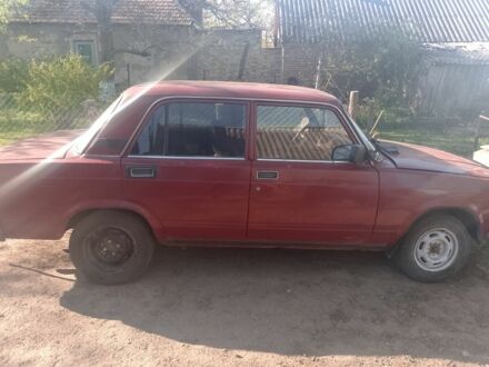 ВАЗ 2107 1987 у Александрие на Automoto.ua Червоний ВАЗ 2107, об'ємом двигуна 6 л та пробігом 2 тис. км за 25000 $, фото 1 на Automoto.ua