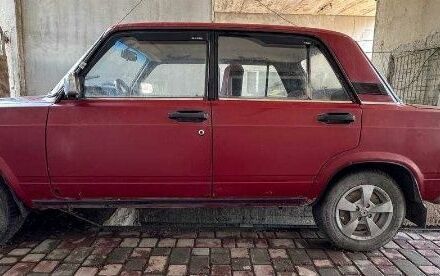 ВАЗ 2107 1990 в Новомосковске на Automoto.ua Красный ВАЗ 2107, объемом двигателя 1 л и пробегом 2 тыс. км за 264 $, фото 1 на Automoto.ua