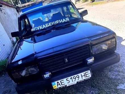 Красный ВАЗ 2107, объемом двигателя 1.5 л и пробегом 300 тыс. км за 1000 $, фото 1 на Automoto.ua
