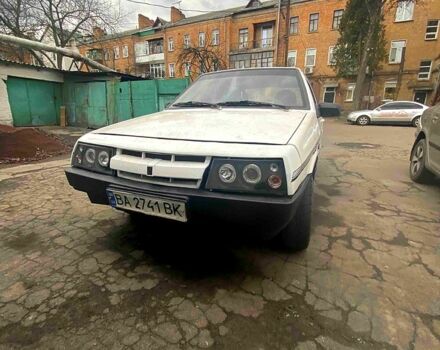 Белый ВАЗ 2108, объемом двигателя 1.3 л и пробегом 300 тыс. км за 950 $, фото 1 на Automoto.ua