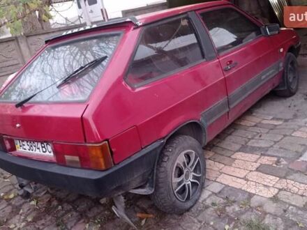 ВАЗ 2108 1990 у Дніпро (Дніпропетровську) на Automoto.ua Червоний ВАЗ 2108, об'ємом двигуна 1.3 л та пробігом 300 тис. км за 999 $, фото 1 на Automoto.ua