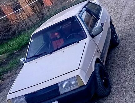 ВАЗ 2108 1986 в Новоселица на Automoto.ua ВАЗ 2108, объемом двигателя 13 л и пробегом 100 тыс. км за 700 $, фото 1 на Automoto.ua