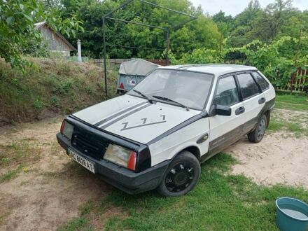 Белый ВАЗ 2109, объемом двигателя 1 л и пробегом 200 тыс. км за 404 $, фото 1 на Automoto.ua