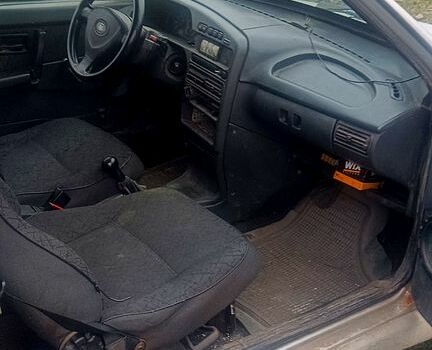 Серый ВАЗ 2113 Самара, объемом двигателя 1.5 л и пробегом 240 тыс. км за 1000 $, фото 4 на Automoto.ua