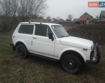 Белый ВАЗ 2121 Нива, объемом двигателя 1.6 л и пробегом 180 тыс. км за 2000 $, фото 2 на Automoto.ua