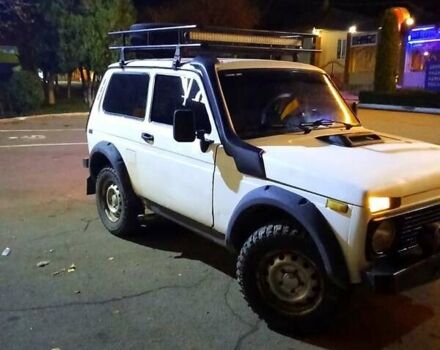 Белый ВАЗ 2121 Нива, объемом двигателя 1.6 л и пробегом 200 тыс. км за 1800 $, фото 1 на Automoto.ua