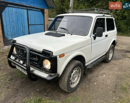 Белый ВАЗ 2121 Нива, объемом двигателя 1.6 л и пробегом 80 тыс. км за 2050 $, фото 2 на Automoto.ua