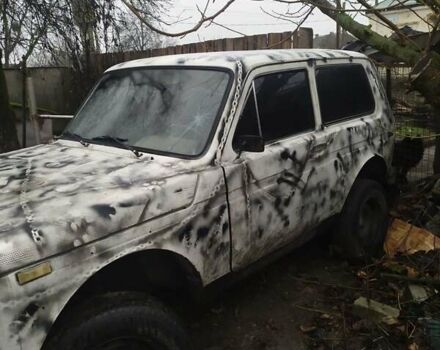 Белый ВАЗ 2121 Нива, объемом двигателя 1.6 л и пробегом 100 тыс. км за 828 $, фото 3 на Automoto.ua