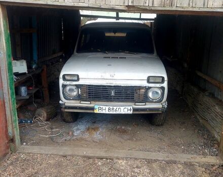 Белый ВАЗ 2121 Нива, объемом двигателя 2 л и пробегом 888 тыс. км за 1300 $, фото 1 на Automoto.ua