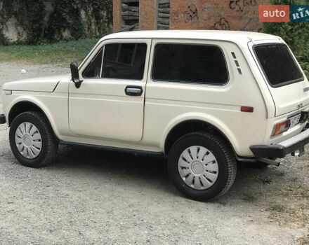 Белый ВАЗ 2121 Нива, объемом двигателя 1.57 л и пробегом 180 тыс. км за 2500 $, фото 2 на Automoto.ua