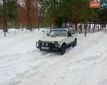 Белый ВАЗ 2121 Нива, объемом двигателя 1.6 л и пробегом 215 тыс. км за 2550 $, фото 1 на Automoto.ua