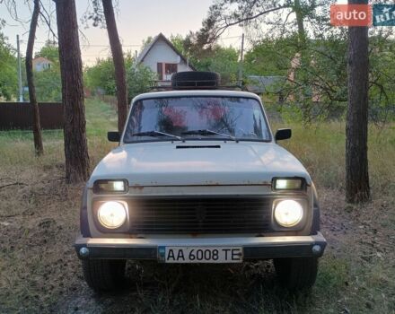 Белый ВАЗ 2121 Нива, объемом двигателя 1.57 л и пробегом 330 тыс. км за 1350 $, фото 1 на Automoto.ua