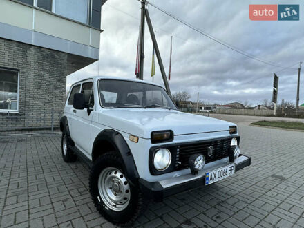 Белый ВАЗ 2121 Нива, объемом двигателя 1.6 л и пробегом 100 тыс. км за 2400 $, фото 1 на Automoto.ua