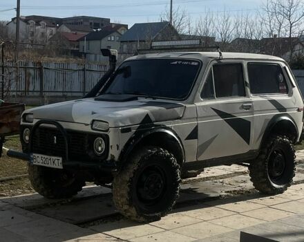 Белый ВАЗ 2121 Нива, объемом двигателя 1.57 л и пробегом 200 тыс. км за 2300 $, фото 1 на Automoto.ua