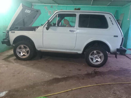 Белый ВАЗ 2121 Нива, объемом двигателя 1.6 л и пробегом 100 тыс. км за 3000 $, фото 1 на Automoto.ua
