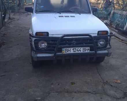 Белый ВАЗ 2121 Нива, объемом двигателя 1.69 л и пробегом 327 тыс. км за 2700 $, фото 1 на Automoto.ua