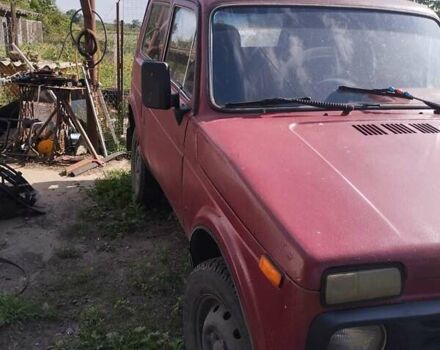 Красный ВАЗ 2121 Нива, объемом двигателя 1.6 л и пробегом 180 тыс. км за 1060 $, фото 3 на Automoto.ua