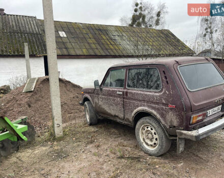 Красный ВАЗ 2121 Нива, объемом двигателя 1.57 л и пробегом 250 тыс. км за 1300 $, фото 2 на Automoto.ua