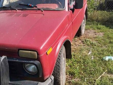 Красный ВАЗ 2121 Нива, объемом двигателя 1.6 л и пробегом 180 тыс. км за 1060 $, фото 1 на Automoto.ua