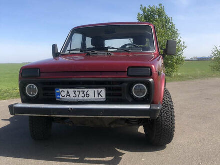 Красный ВАЗ 2121 Нива, объемом двигателя 1.6 л и пробегом 240 тыс. км за 3000 $, фото 1 на Automoto.ua