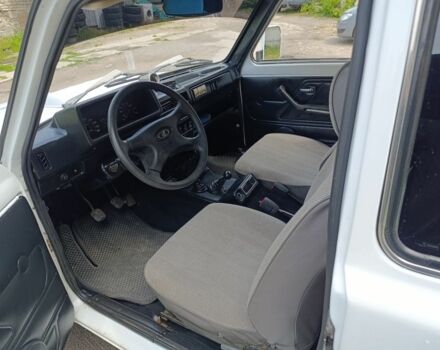Білий ВАЗ 21213 Niva, об'ємом двигуна 1.6 л та пробігом 38 тис. км за 2896 $, фото 2 на Automoto.ua