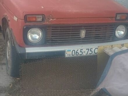 ВАЗ 21213 Niva 1993 в Каменское - Днепродзержинск на Automoto.ua Красный ВАЗ 21213 Niva, объемом двигателя 1.6 л и пробегом 300 тыс. км за 384 $, фото 1 на Automoto.ua