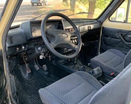Желтый ВАЗ 21213 Niva, объемом двигателя 1.7 л и пробегом 200 тыс. км за 2300 $, фото 6 на Automoto.ua