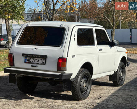 Белый ВАЗ 21214, объемом двигателя 1.7 л и пробегом 295 тыс. км за 3599 $, фото 5 на Automoto.ua
