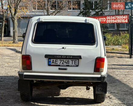 Белый ВАЗ 21214, объемом двигателя 1.7 л и пробегом 295 тыс. км за 3599 $, фото 4 на Automoto.ua