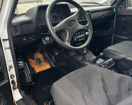 Білий ВАЗ 21214, об'ємом двигуна 1.7 л та пробігом 98 тис. км за 4500 $, фото 6 на Automoto.ua
