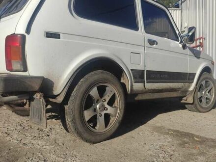 Белый ВАЗ 21214, объемом двигателя 1.7 л и пробегом 182 тыс. км за 3300 $, фото 1 на Automoto.ua