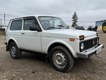 Белый ВАЗ 21214, объемом двигателя 1.7 л и пробегом 220 тыс. км за 3999 $, фото 1 на Automoto.ua