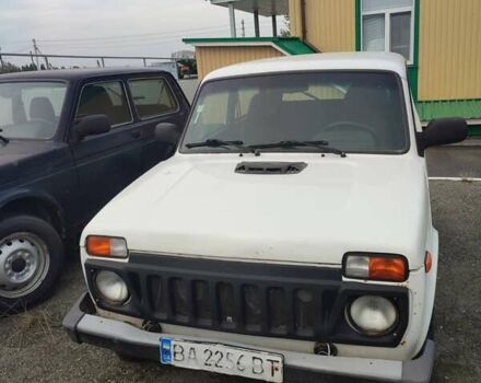 Белый ВАЗ 21214, объемом двигателя 1.7 л и пробегом 300 тыс. км за 2421 $, фото 1 на Automoto.ua